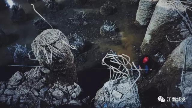 為了第二天清早不影響泥工砌筑磚胎模，夜間進行電梯井放線作業(yè)