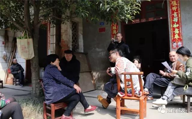△ 趙明——“這次創(chuàng)作強調(diào)在地性、紀(jì)念性與參與性。我們針對問卷，以外來人的身份，來介入、想象生活在此地的居民，他們發(fā)生的故事和曾經(jīng)的生活狀態(tài)?！? data-=