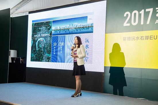 常德市江南城市發(fā)展有限公司董事副總經(jīng)理谷穗則為現(xiàn)場觀眾介紹了這個投資超過200億元、面積300萬平方、持續(xù)建設(shè)8到10年的沅水右岸如何建構(gòu)城市·人·生活三者之間的關(guān)系