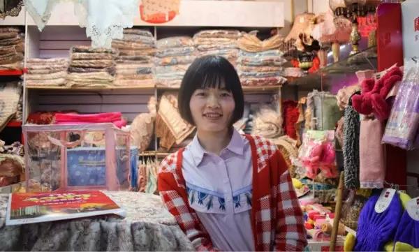 “就算現(xiàn)在橋南市場的經(jīng)濟一直在后退，可我覺得它是永遠(yuǎn)不會倒閉的?！保v